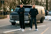 Tim Mälzer (l.) und Steffen Henssler  Die Verwendung des sendungsbezogenen Materials ist nur mit dem Hinweis und Verlinkung auf RTL+ gestattet.