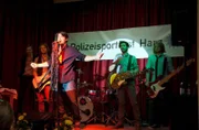 ARD HEITER BIS TÖDLICH - ALLES KLARA, neue Krimiserie (16 Folgen), Folge 5 "Sein letzter Song", am Donnerstag (03.05.12) um 18.30 Uhr im Ersten. Auftritt der Band "Suboptimal" mit dem umschwärmten Sänger Jens Riebel (Mars Richard Saibert) beim Polizeisportfest Harz.