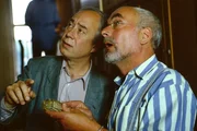Peter (Peter Lustig, re.) fragt einen Käferforscher (Klaus Mikoleit), was für eine Käferart sich hinter dem geheimnisvollen Stein verbirgt.