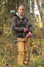 Jessie Morse mit ihrem Pfeil und Bogen Set. (National Geographic/Dwayne Fowler)