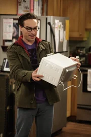 Gemeinsam haben Leonard (Johnny Galecki), Sheldon, Rajesh und Howard einen Killer-Roboter gebaut, der bei der diesjährigen Roboter-Meisterschaft ganz vorne mitspielen soll ...