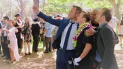 Während er um sein Leben kämpft, blickt Danny (Scott Caan) in die Zukunft: McGarret (Alex O'Loughlin) und Kamekona (Taylor Wily) feiern mit ihm Charlies (Joey Defore) Abschluss an der Polizeiakademie.