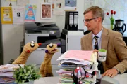 Die Erdmännchen Jan & Henry im Büro des Kommissars (Michael Kessler).