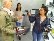Roann (r.) und Shoppingbegleitung Nora (l.)