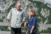 Lilli (Ronja Forcher, r.) erzählt Ludwig (Christian Kohlung, l.)  von Lisbeths Reaktion, als sie erfahren hat, dass er zurück ist. Ihm gehen die Neuigkeiten nahe, er versucht es aber vor Lilli zu verbergen.