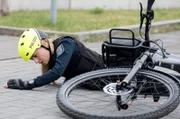 Die Fahrradpolizistin Klara Mertens (Anne-Marie Waldeck) verfolgt Dr. Moreau. Kurz vor der Notaufnahme stürzt sie und verletzt sich am Arm.