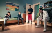 Arzu Ritter ist nach ihrem schweren Sturz im CT. Ihre Kinder Oskar und Max waren bei dem Unfall dabei und stehen immer noch unter Schock. Arzus Mann Dr. Philipp Brentano kann vor Sorge keinen klaren Gedanken fassen. Kris Haas bringt den Dreien erst einmal etwas zu essen.