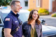 Evan "Buck" Buckley (Oliver Stark, l.); Maddie Kendall (Jennifer Love Hewitt, r.)