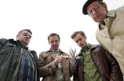 ARD HEITER BIS TÖDLICH - ALLES KLARA, neue Krimiserie (16 Folgen), Folge 5 "Sein letzter Song", am Donnerstag (03.05.12) um 18.30 Uhr im Ersten. Ollie (Christoph Hagen Dittmann, l), Paul Kleinert (Felix Eitner, 2.v.l.), Jonas (Jan Niklas Berg, 2.v.r.) und Dr. Münster (Jörg Gudzuhn) beugen sich über die Leiche einer jungen Frau.