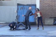 Bei der Verfolgung eines gesuchten Mannes stehen sich die beiden Kopfgeldjäger Jack (George Eads, l.) und Jesse Colton (Javicia Leslie, r.) gegenseitig im Weg ...
