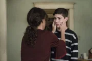 Maya DiMeo (Minnie Driver, l.); Ray DiMeo (Mason Cook, r.)