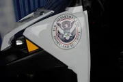 Ein HSI-Logo-Aufkleber prangt auf einem Gel&auml;ndewagen der Field Operations, der in einer Garage in Port Everglades geparkt ist. (National Geographic)