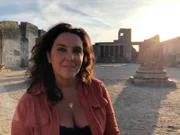 Bettany Hughes in der Basilika von Pompeji, in der Nähe des Forums.
