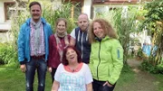 Trödelprofi Andreas Bierschock (li.) mit Simone, Rene und Natalie (re.) und deren Mutter Heidi (60, vorne)