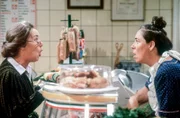 Die Pfarrköchin Frieda (Monika Dahlberg) hat eine harte Auseinandersetzung mit Gerdi (Gerda Steiner), die sich über den Pfarrer empört.