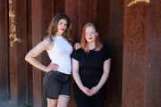 Yasmin ist Autistin und hat Schwierigkeiten mit anderen Menschen zu kommunizieren. Vor der Kamera jedoch ist sie ganz locker. Von links: Yasmin Diepenseifen und Kathrin Saweljewa