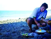In der Serie wird Starkoch Jamie Oliver zum Feinschmecker-Touristen. Gerade war er noch in Großbritannien und schon sitzt er wieder im Flieger und präsentiert in jeder Folge eine neue leckere Küche einer fremden Stadt oder Region.