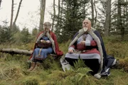 Gudrun (Sophie Ryder) und ihr Vater, König Sigurd, sammeln Haselnüsse für den Winter.