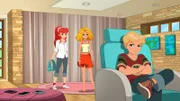 Elliot ist sauer auf seine Schwester Emma und ihre Freundinnen. Sie wollen ihn nicht nach draußen in den Garten lassen.