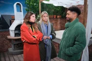 Theo (Julius Dombrink) lehnt Cecilias Vorschlag (Carina Koller, M.) dankbar ab. Links Britta (Tabea Heynig)
