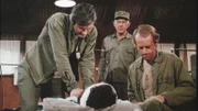 Kommissar Fuchs (Rainer Frank) erklärt Lollo (Isabella Schmid) seine Liebe und schenkt ihr einen Ring. Sie ist überglücklich...
