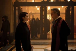 Sofia (Marion Cotillard, l.); Rikkin (Jeremy Irons, r.)