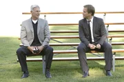 Nach all dem, was geschehen ist, macht sich Gibbs (Mark Harmon, l.) Sorgen um Tony (Michael Weatherly, r.) ...