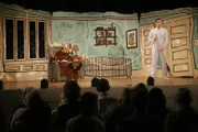 Während Frank (Danny DeVito, l.) ganz zufrieden ist mit seiner Rolle in Charlies Musical, ist Dennis (Glenn Howerton, r.) alles andere als begeistert ...
