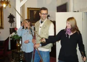 Vor knapp 10 Jahren verstarb der fürsorgliche Familienvater Sigfried Fiderer völlig unerwartet und ließ seine Frau Roswitha und zwei Töchter zurück. Dete Kümmel soll kommen und alles aus dem Haus verkaufen, was nicht niet- und nagelfest ist. v.li.n.re.: Roswitha, Dete, Marion
