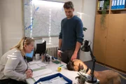 L-R: Melinda Gronkowski (Hildegard Schroedter); Elias Decker (Jens Atzorn); Rocky