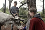 Olaf und Gudrun (Sophie Ryder) fangen ein Rentier ein, dass ich von der Herde entfernt hat.