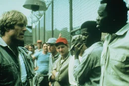 Bei der Amts&uuml;bernahme verspricht Gef&auml;ngnisdirektor Brubaker (Robert Redford, l.) H&auml;ftling Coombes (Yaphet Kotto, l.), die menschenunw&uuml;rdigen Bedingungen zu verbessern ...