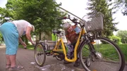 Elke und Dagmar putzen das Fahrrad