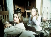 Laura (Melissa Gilbert, l.) und ihre Schwester Mary (Melissa Sue Anderson, r.) hören gespannt ihrer Mutter zu, die ihnen erzählt, wie sie ihren Vater kennengelernt hat.