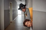 Ava (Mia Stieber, unten) will ihren Kontakt (Yalany Marschner) in die Filmszene vor den anderen Einsteinerinnen und Einsteinern geheim halten.