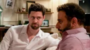 Für Mo (Yunus Cumartpay, r.) ist das dreiste Verhalten von Julius´ Schwester kaum zu ertragen und er bittet Julius (Jan Stapelfeldt, l.) ihr seine Prioritäten klarzumachen.