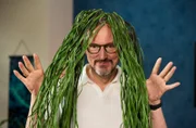 Grüne Wiesen – wunderschön, oder? Aber beim Baden im Meer unter Wasser? Da ist es auf einmal eklig. An dieser Einstellung sollten wir arbeiten! Denn tatsächlich erfüllt diese unbeliebte Pflanze einen wichtigen Zweck für Mensch und Tier und hat echte Superkräfte. Was diese Pflanze alles drauf hat? Antworten gibt’s von Eckart von Hirschhausen bei „Wissen vor acht - Erde“.