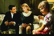 L - R: John Cassavetes als Guy Woodhouse, Mia Farrow als Rosemary Woodhouse, Ruth Gordon als Minnie Castevet