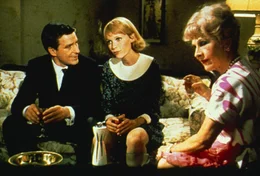 L - R: John Cassavetes als Guy Woodhouse, Mia Farrow als Rosemary Woodhouse, Ruth Gordon als Minnie Castevet