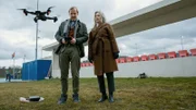Die Beschatter Staffel 1 / Folge 2 Motiv 1 Modernste Überwachungsmittel: Martin Butzke als Hennig Eckberg, Esther Gemsch als Doro Iselin