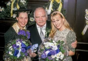 Gerdi (Gerda Steiner, li.), Opa Stangl (Peter Steiner sen.) und Uschi (Uschi Buchfellner) freuen sich auf die bevorstehende Hochzeit.