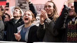 Mit Leib und Seele engagiert: Mala Emde (2.v.l.) als Luisa