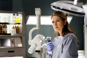 Dr. Maura Isles' (Sasha Alexander) Obduktion an der Leiche einer ehemaligen Soldatin bringt erstaunliche Ergebnisse: Die Kugel, die sie in Afghanistan getroffen hat, wurde aus einem Armee-Revolver abgefeuert.