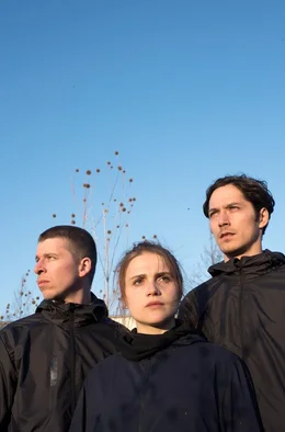 Das Trio aus Lenor (Tonio Schneider), Luisa (Mala Emde) und Alfa (Noah Saavedra, v.l.) setzt sich immer mehr von der Gruppe ab. Doch inwiefern Gewalt ein legitimes Mittel ist &ndash; dar&uuml;ber sind auch sie sich nicht einig.
