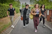 Colin (Johannes Degen, v.l.n.r.), Noah (Philip Rüger), Joel (Samuel Koch), Joyce (Matilda Willigalla) und Io (Clara Jaschob) liefern sich ein Wettrennen um den letzten Platz im Share Space.