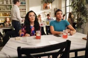 Doris (Ali Wong, l.); Angela (Carly Hughes, r.)
