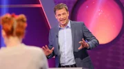 Moderator Florian Weber (re.) stellt in seinem SWR Wissensquiz „Meister des Alltags“ die Alltagstauglichkeit seiner prominenten Kandidaten auf die Probe. „Meister des Alltags“ spendet seinen Gewinn einem guten Zweck.