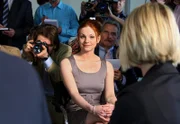 ARD GELD.MACHT.LIEBE, Folge 15, PARKHAUSGEFLÜSTER. Ariane (Anna Bertheau) verfolgt gespannt die Pressekonferenz.