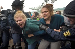 Luisa (Mala Emde) ist 20 Jahre alt, stammt aus gutem Haus und studiert Jura im ersten Semester. Alarmiert vom Rechtsruck in Deutschland und der zunehmenden Beliebtheit populistischer Parteien, beschliesst sie, sich mit ihrer Freundin gegen Rechtsextreme zu engagieren. Schnell findet sie Anschluss beim charismatischen Alfa (Noah Saavedra) und dessen besten Freund Lenor (Tonio Schneider). F&uuml;r die beiden ist auch der Einsatz von Gewalt ein legitimes Mittel, um Widerstand zu leisten. Bald darauf &uuml;berst&uuml;rzen sich die Ereignisse. Luisa-Céline Gaffron, Mala Emde