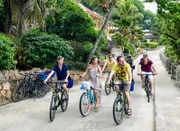 Die A-Cappella-Band "Viva Voce" bei einem Fahrradausflug auf der Insel La Digue auf den Seychellen mit der Wiesbadener Auswanderin Simone als Guide.